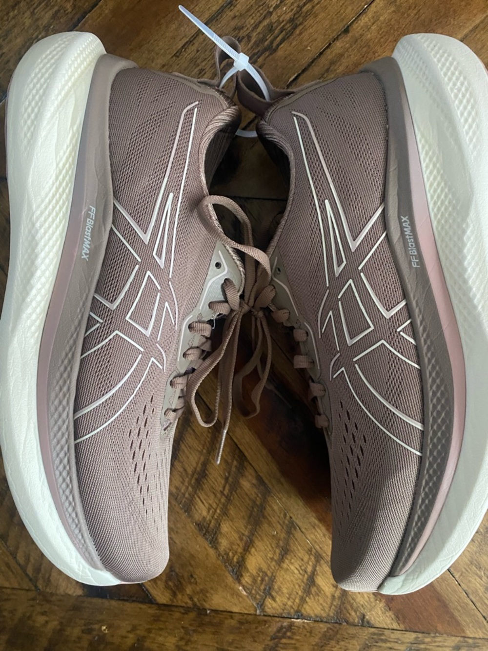 NWOT Asics Women’s Running Sneakers in Mauve and White - Picture 7 of 7